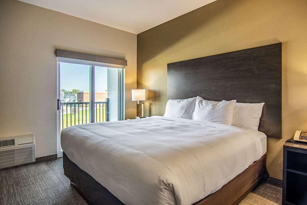 Comfort Suites Brunswick - Cleveland Southwest Room photo